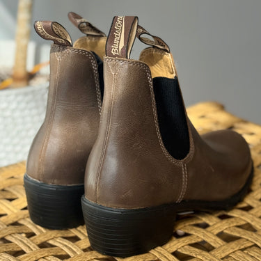 Blundstone Heeled Chelsea Boots in Antique Brown, US 9