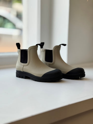 Everlane Neutral Colorblock Rain Boots, 5