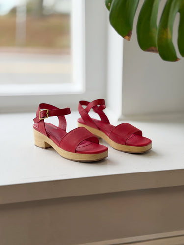 Charlotte Stone Allie Clog Sandals in Red, 6