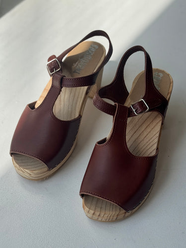 Sandgren Maya High Clogs in Mahogany, 36