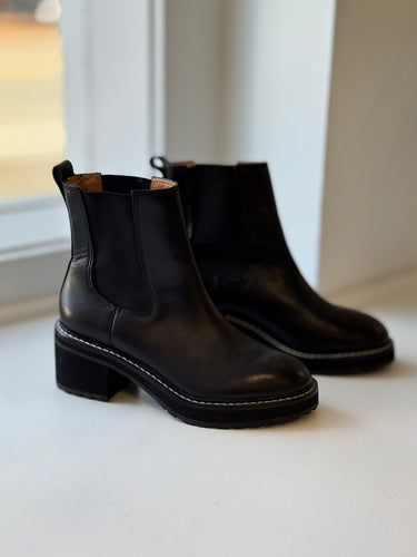 Madewell The Carina Chelsea Boots in Black, 6