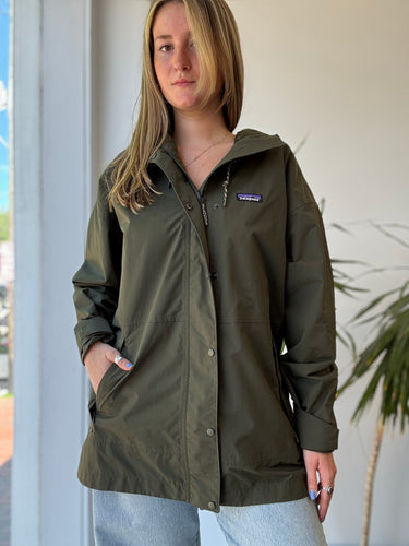 Patagonia Outdoor Everyday Rain Jacket in Olive, Medium