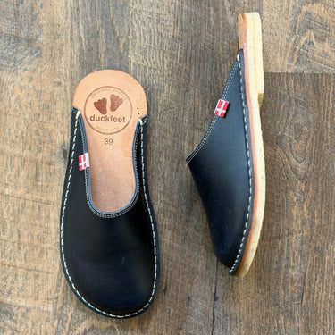 Duckfeet  Blavland Leather Mule Flats in Navy , 39