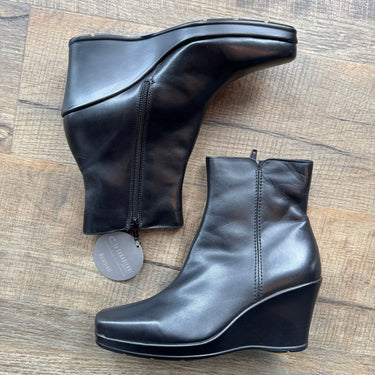 La Canadienne NWT Black Wedge Boots, 8