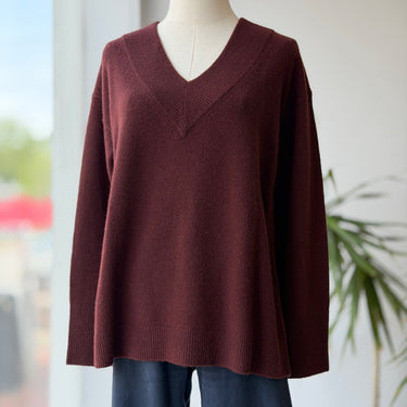 LL Bean Signature  NWT Cashmere V Neck Sweater in Current, Medium