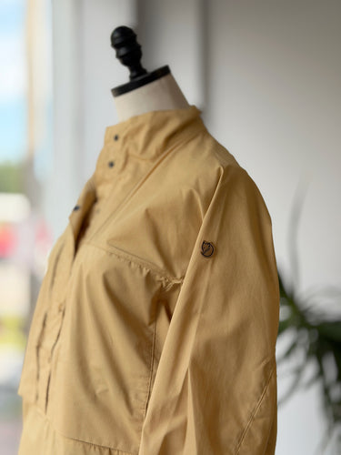 Fjall Raven NWT Abisko Hike Anorak in Dune Beige, Small